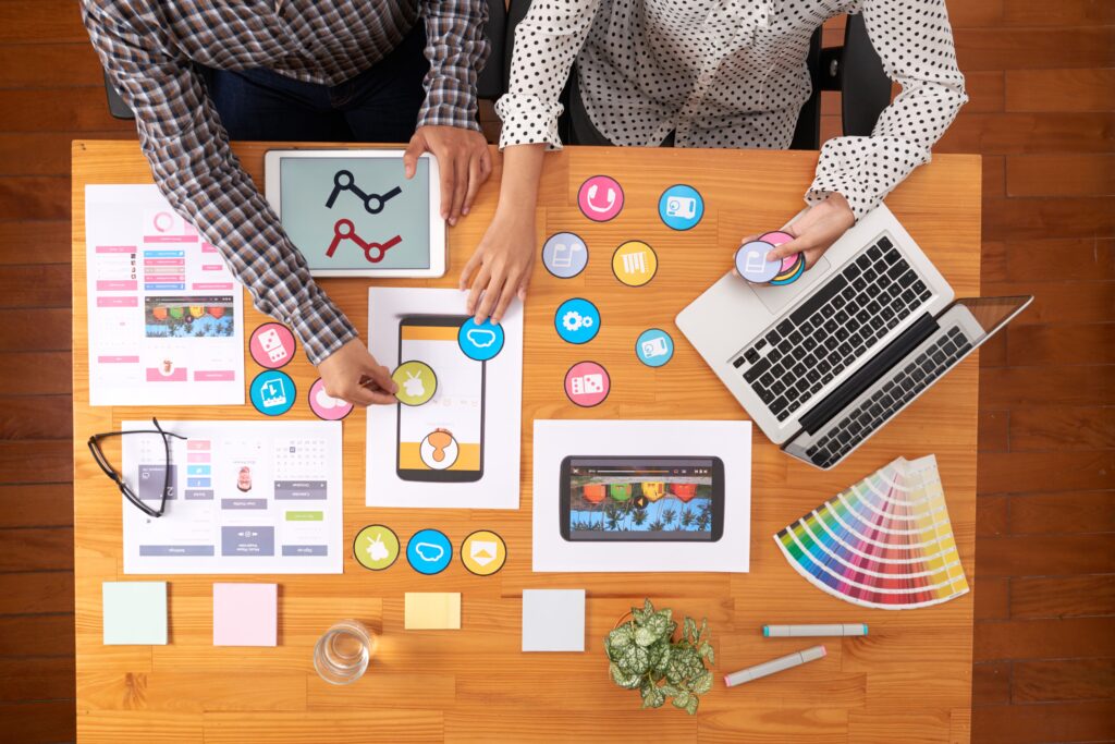 tendências de design blog mybrief designers trabalhando com ícones