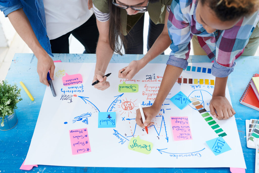 briefing de marketing mybrief blog pessoas discutindo ideias