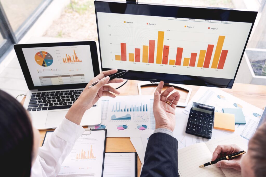 social media analytics mybrief blog pessoas analisando dados em gráfico