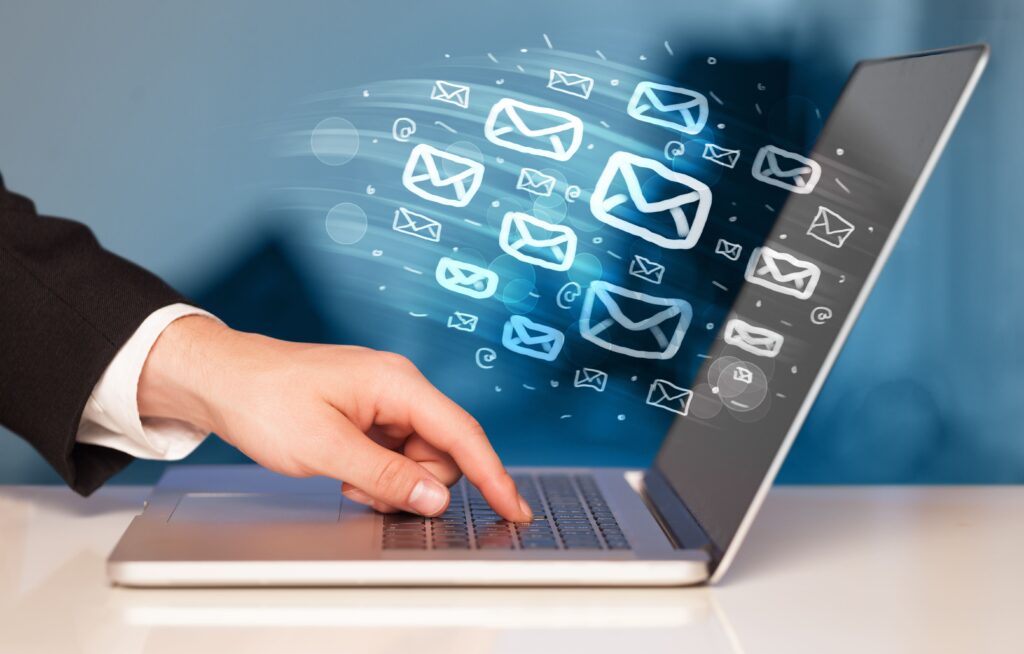 e-mail marketing mybrief blog ícones de email saindo da tela de um notebook