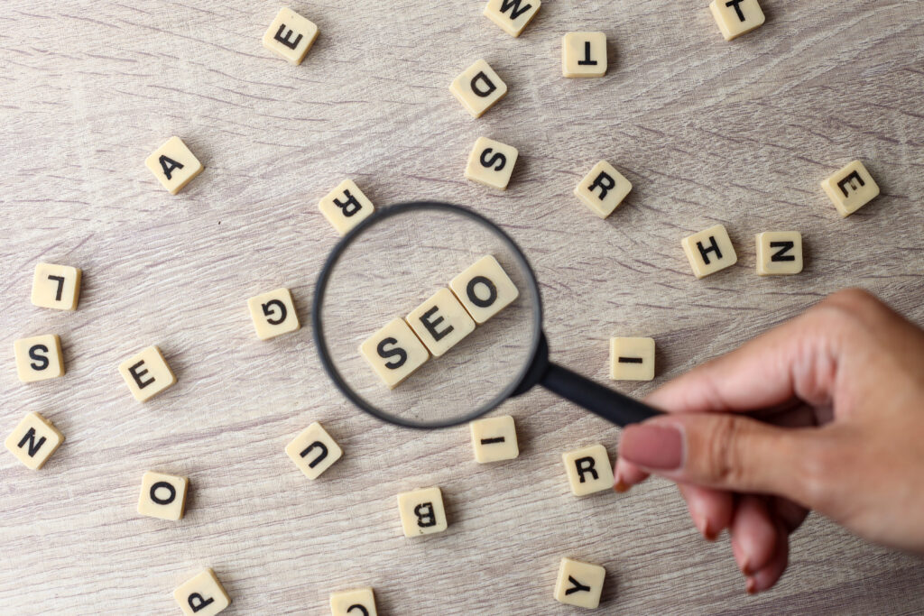 SEO semântico mybrief blog lupa e blocos de letras