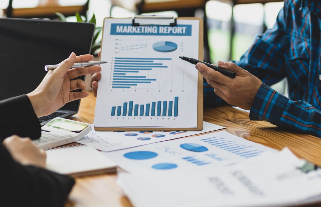 diagnóstico de marketing mybrief blog profissionais discutindo sobre relatório de marketing